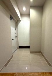 ���ց@����