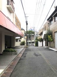 ̑n@OHBR쉀ƍÔpقɋ܂ꂽubN̂߁AΖLŗZՐÂȏZX