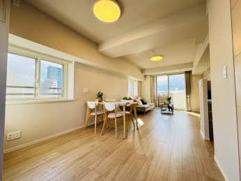 rO@ʍ͖̌̑邢R~蒍AʂLȕ炵o܂B