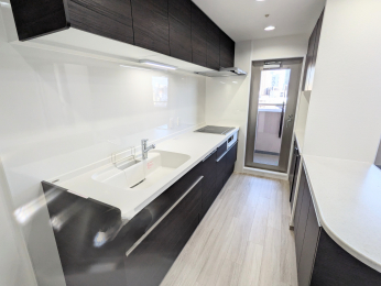 Lb`@W2700̐HtVXeLb`V܂IRIHłBwʂɂ͐HIJE^[[܂