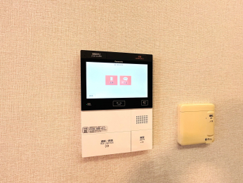 ���̑����ρ@���q�҂��m�F�ł���TV���j�^�t���C���^�[�z���ł��B