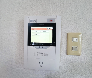 ���̑����ρ@���q�҂��m�F�ł���TV���j�^�t���C���^�[�z���ł��B