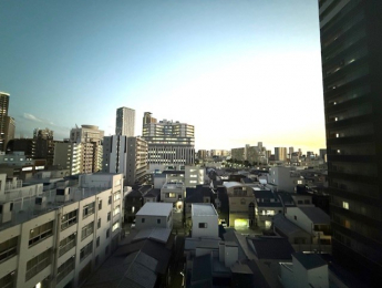 �Z�˂���̒��]�ʐ^�@�o���R�j�[�ɂ���̒��]�ł���8�K�����őO�ɎՂ錚�����Ȃ����]�ʂ��Ă܂���