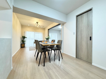 ���r���O�@���r���O�̉��Ƀt�@�~���[�N���[�[�b�g���������܂���