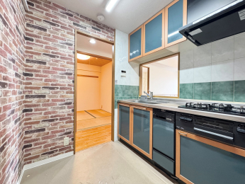 �L�b�`���@�L�b�`������̓��r���O�_�C�j���O�����n���A�Ƒ��̉�b���e�݂����ł��ˁ�