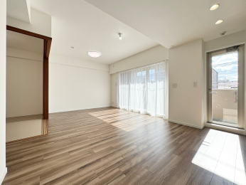 ���r���O�@�傫�ȓ�����o���R�j�[�ɖʂ����A���邢�z�˂����˂����ނk�c�j��