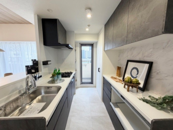 �L�b�`���@�J�b�v�{�[�h�����Ă���܂��􂻂̉��ɂ̓p���g���[���������܂���