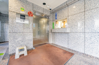 �G���g�����X�@���X�[�p�[�A�h���b�O�X�g�A�A�R���r�j�Ɠ��X�̐����Ɍ������Ȃ����X���߂��ɂ���A�ΖL���ŊՐÂȏZ��X�ł�