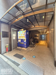 �G���g�����X�@���Ǘ��̐��ǍD��L���C�ɕۂ��ꂽ�G���g�����X��