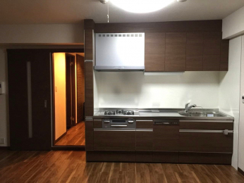 ���r���O�@�����[�X�y�[�X�[���I�@�\�I�ȕǕt���^�C�v�̃L�b�`���ł��I�H��@�t���ł��̂ŁA�Ǝ��̎��Ԃ��Z�k�ł��܂���i2015�N�����̎ʐ^�ƂȂ�܂��j