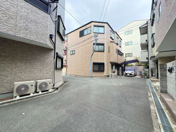 �O�ʓ��H�܂ތ��n�ʐ^�@�O�ʓ��H�͖�4���ł��� ���������S����i��126m2�̓��A10����1���L�j