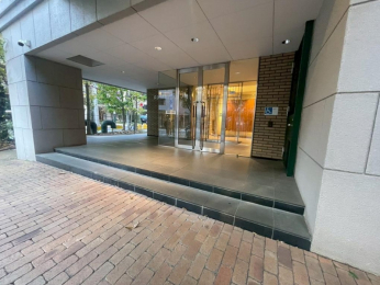 �G���g�����X�@���u�V�h�䉑�v���k�������A�����ʂ�ƐV�h�ʂ�̊ԂɈʒu���A�قǂ悭���ꂽ�����������Z���ł�