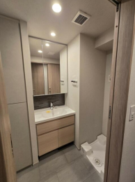 ���ʑ�E���ʏ��@���Ɨ����ʑ�̉��ɂ͎��[�X�y�[�X���m�ۂ���Ă���A�U�炩�肪���Ȑ��ʑ�������������ƕЕt���邱�Ƃ��ł��܂�