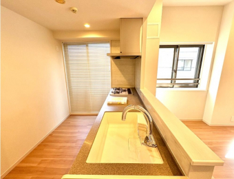 �L�b�`���@���Ζʎ��̃I�[�v���L�b�`���Ń��r���O�Ƃ̉�b���y���݂Ȃ��炨�����ł��܂�