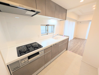 �L�b�`���@2400�^�C�v�̑傫�ȃV�X�e���L�b�`����V�����܂����B�H��􂢊����@���t���Ă���܂���