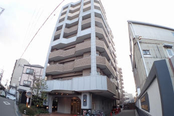 ���n�O�ώʐ^�@2004�N���z�̉w�߃}���V�����ł��B