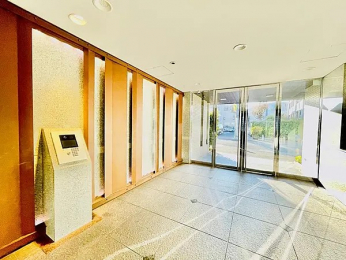 �G���g�����X�@���I�[�g���b�N�����A��z�{�b�N�X������A���s�ݎ��̉ו��̎󂯎������S�ł�