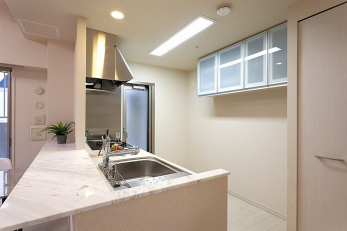 �L�b�`���@�J�E���^�[�L�b�`���̔w�ʂɂ������Ղ���[�X�y�[�X!!