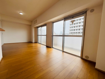 ���r���O�@�傫�ȓ�����o���R�j�[�ɖʂ����A���邢�z�˂����˂����ނk�c�j��