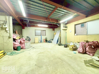 ���̑��@���P�K���ԃX�y�[�X���ɂ͎��ނȂǂ�������V���b�^�[�t�̑q�ɂ��������܂��B