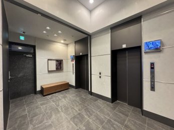 ���̑����p���@EV�̓��j�^�[�t���ň��S�ł��B���R��������؂̃x���`���u���Ă���܂��B