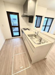 �L�b�`���@�L�b�`���̔w�ʂ̃X�y�[�X���L���A�������[���������܂��̂Ŏ��[�͔��Q�ł�