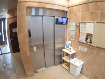 ���̑����p���@�Ď��J�����t���̃G���x�[�^�[�ň��S