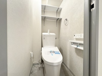 �g�C���@�g�C���̏㕔�ɂ͎��[�t�B�g�C���b�g�y�[�p�[���A�����u�������₷�����ł���