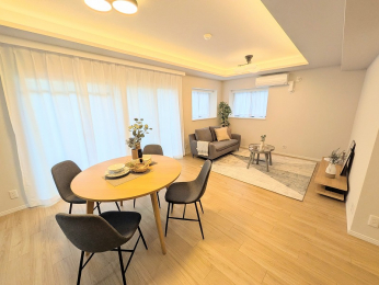 ���r���O�@��15.2����LDK�ł��B�I�V�����ȃ_�E�����C�g��ݒu���Ă���܂��B������ł��̂œ����͓d�C�͂��Ȃ��Ă����邢�ł����