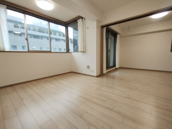 ���r���O�@��LDK��13.9���ł��B���ɖʂ��Ă���܂��̂ōʌ��E�ʕ��ǍD�I�i2024�N10�������̎ʐ^�ƂȂ�܂��j