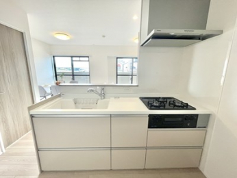 �L�b�`���@�V�X�e���L�b�`���͑Ζʎ��̂��߂��Ƒ��Ƃ̋������k�܂�܂�