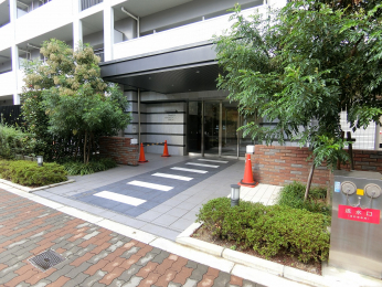 �G���g�����X�@�A�͂��Y��Ɏ���ꂳ��Ă���܂�