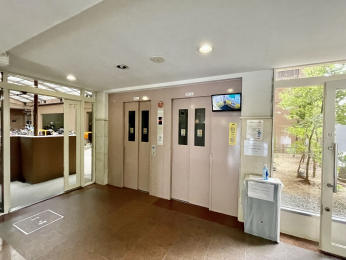 ���̑����p���@�G���x�[�^�[�ɂ͖h�ƃJ�������ݒu����Ă�����S��