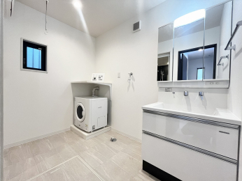 ���ʑ�E���ʏ��@�O���̗��Ȃ��V���v���Ȑ��ʃX�y�[�X