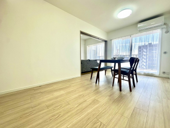 ���r���O�@�o���R�j�[�ɖʂ��Ė��邢���r���O