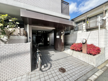 �G���g�����X�@�A�͂ɍʂ�ꂽ�G���g�����X�ł�