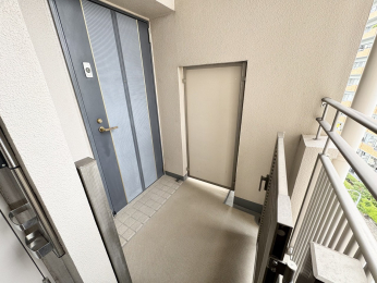 ���ց@���֑O�ɂ͐�p�|�[�`������܂�