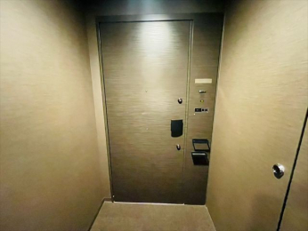 ���ց@-