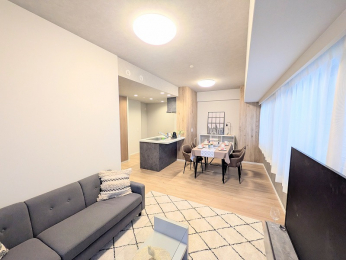 ���r���O�@��15.5����LDK�ł��B�傫�ȑ�������A��������邢�ł���B���ɂ͓���������܂��̂Ŗh�����o�b�`���ł��B