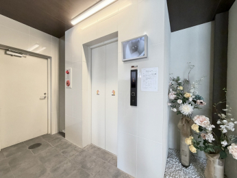 ���̑����p���@�G���x�[�^�[�ɂ��h�ƃJ�������t���Ă���܂��̂Ŗh�Ɩʂ����S�ł�